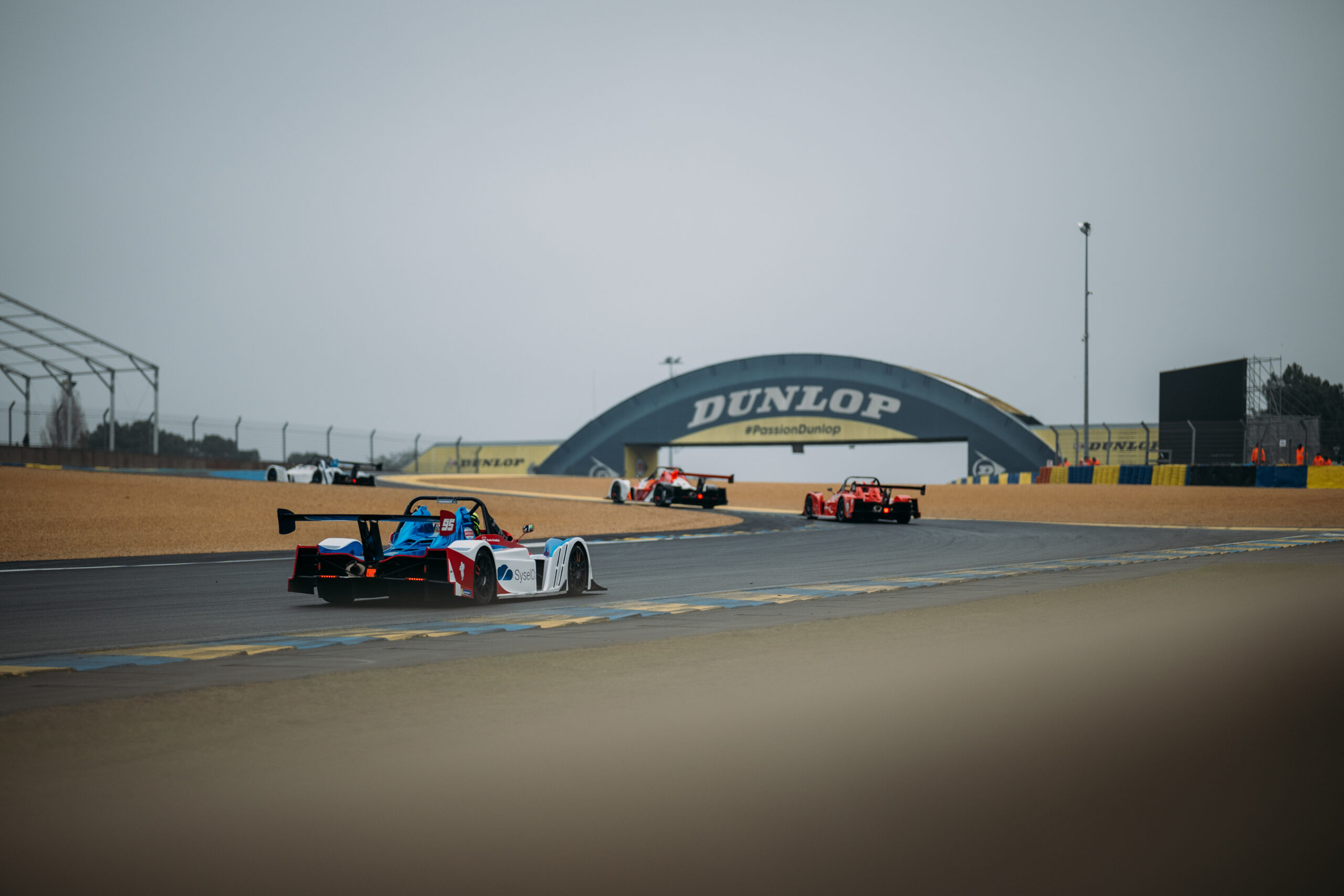 Une des Funyos en approche de l'arche Dunlop pendant une des courses
